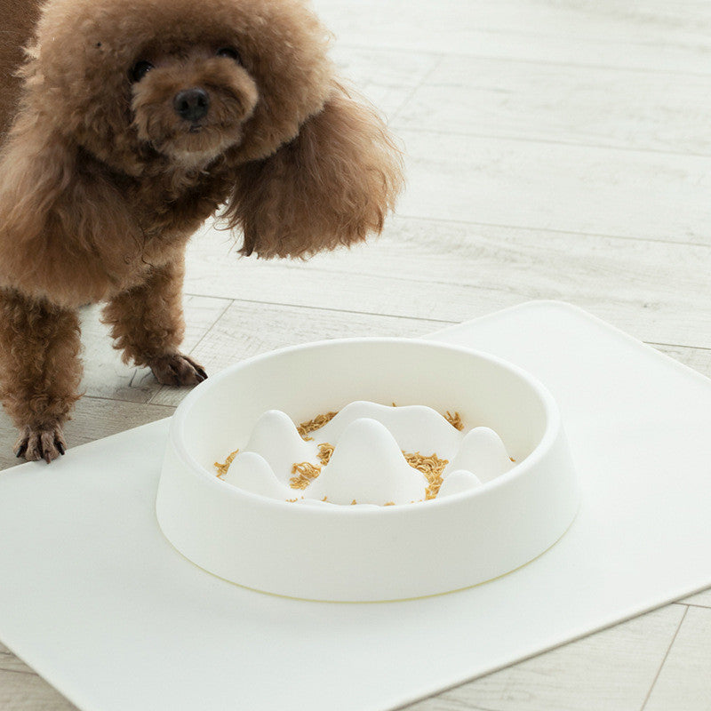 ホワイトの早食い防止フードボウルを使う犬