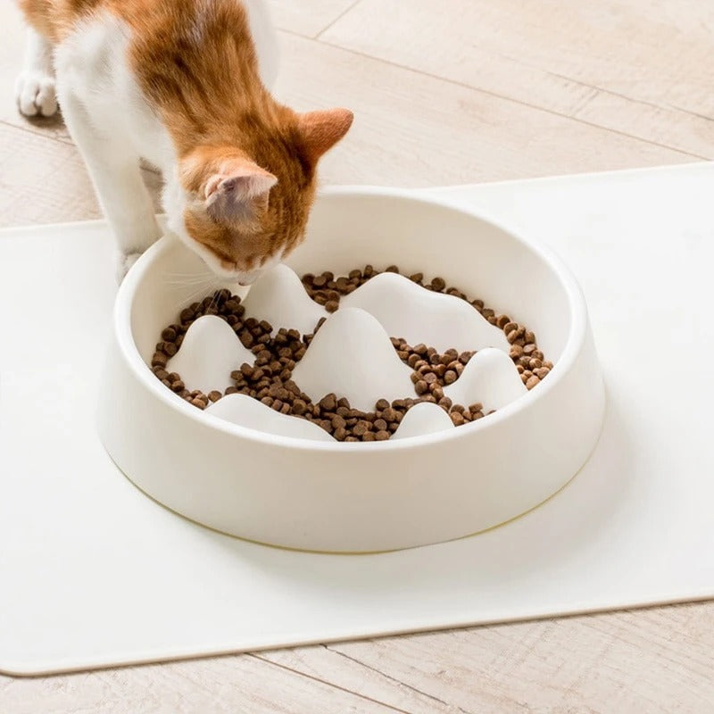ホワイトの早食い防止フードボウルで食事をする猫