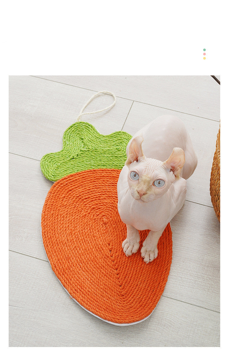 床に置いたにんじん型猫用爪とぎマットと猫