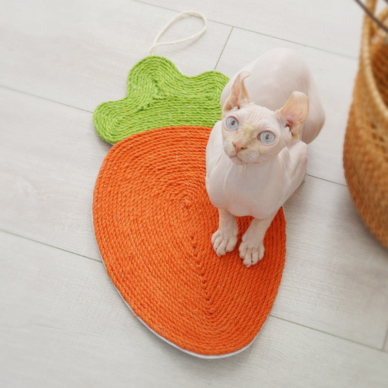 にんじん型猫用爪とぎマットに座る猫