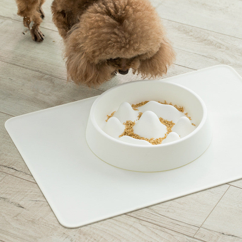 ホワイトの早食い防止フードボウルと犬