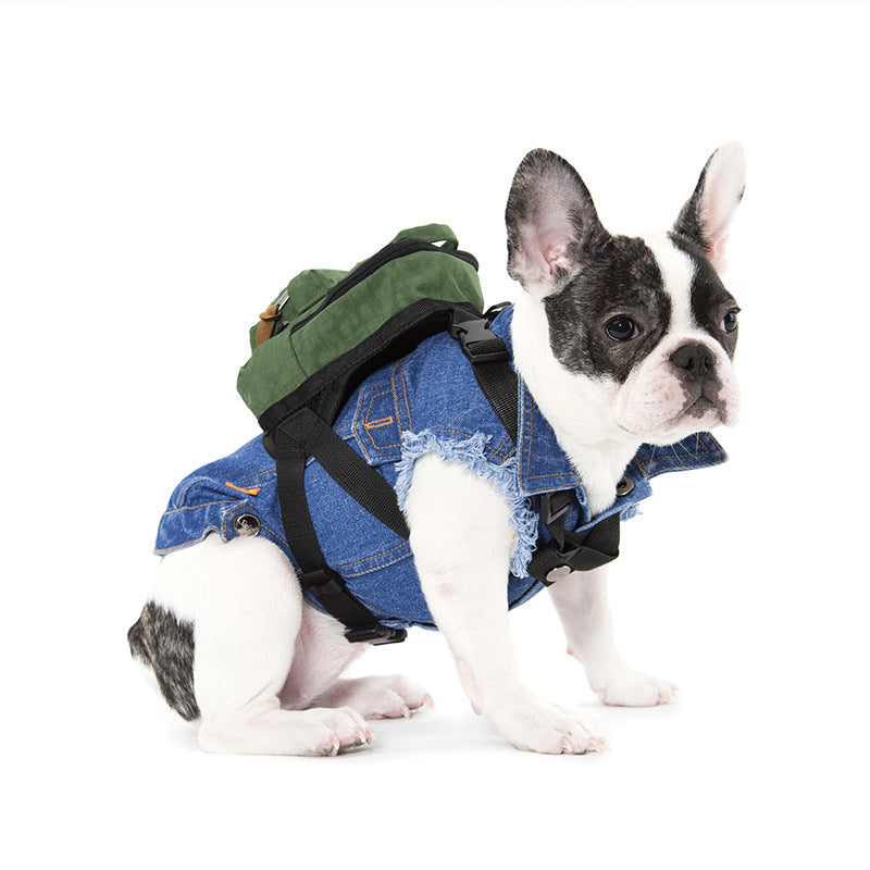 アーミーグリーンのミニリュックを背負った犬