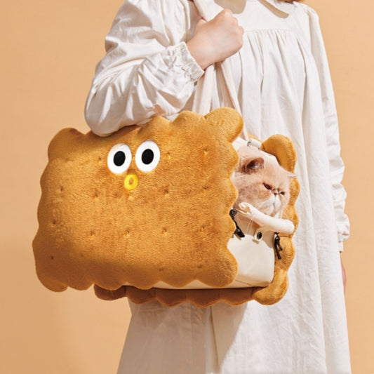 ビスケット型ペットキャリーバッグに入った猫